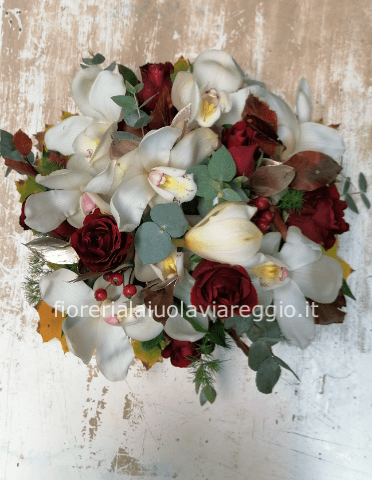 Composizione di rose e orchidee, in ciotola.