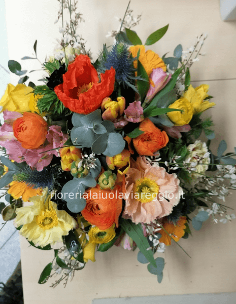 Composizione di fiori freschi per centrotavola.