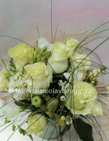 Bouquet di rose bianche confezionato.