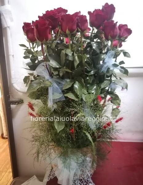 mazzo con 5 rose rosse verdi e confezione