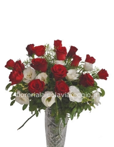 Bouquet di roselline rosse e fiori bianchi