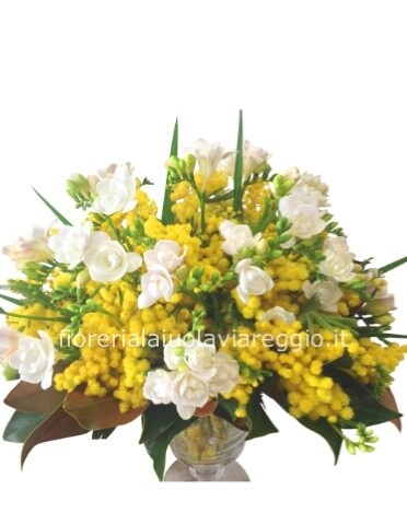 Bouquet di fiori bianchi e mimosa